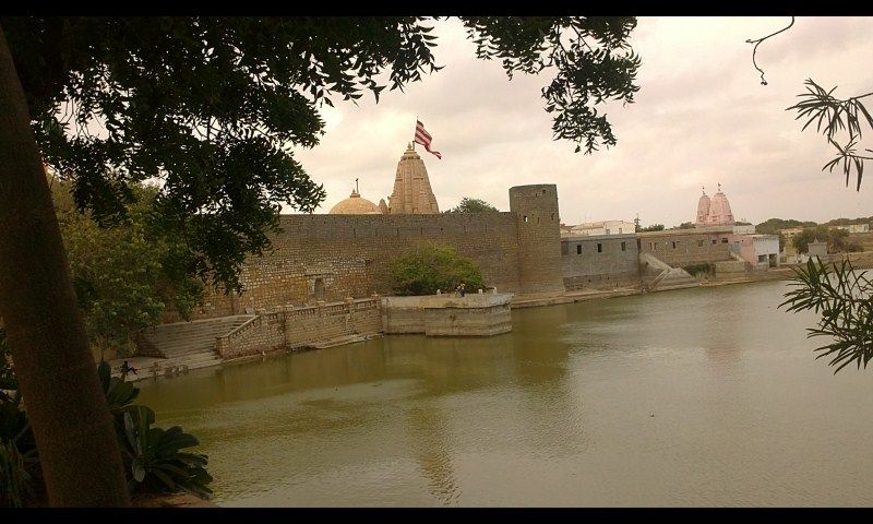 File:Narayan Sarovar, awesome temple.JPG