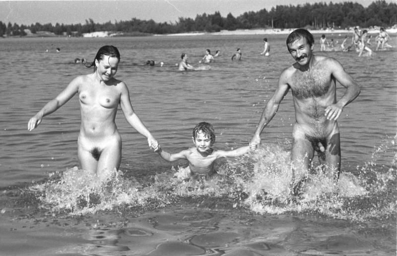 File:Bundesarchiv Bild 183-1983-0815-302, FKK-Strände des Senftenberger Erholungsgebietes.jpg