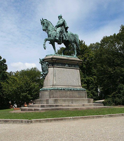 File:Coburg-Hofgarten-Reiterdenkmal.jpg