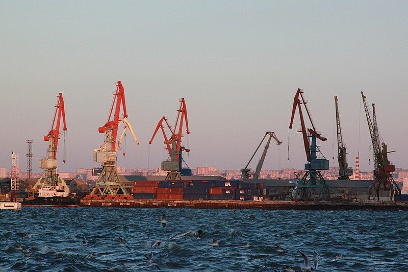 File:Bakinskiy port.JPG