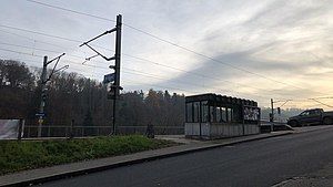 Single-story shelter on platform